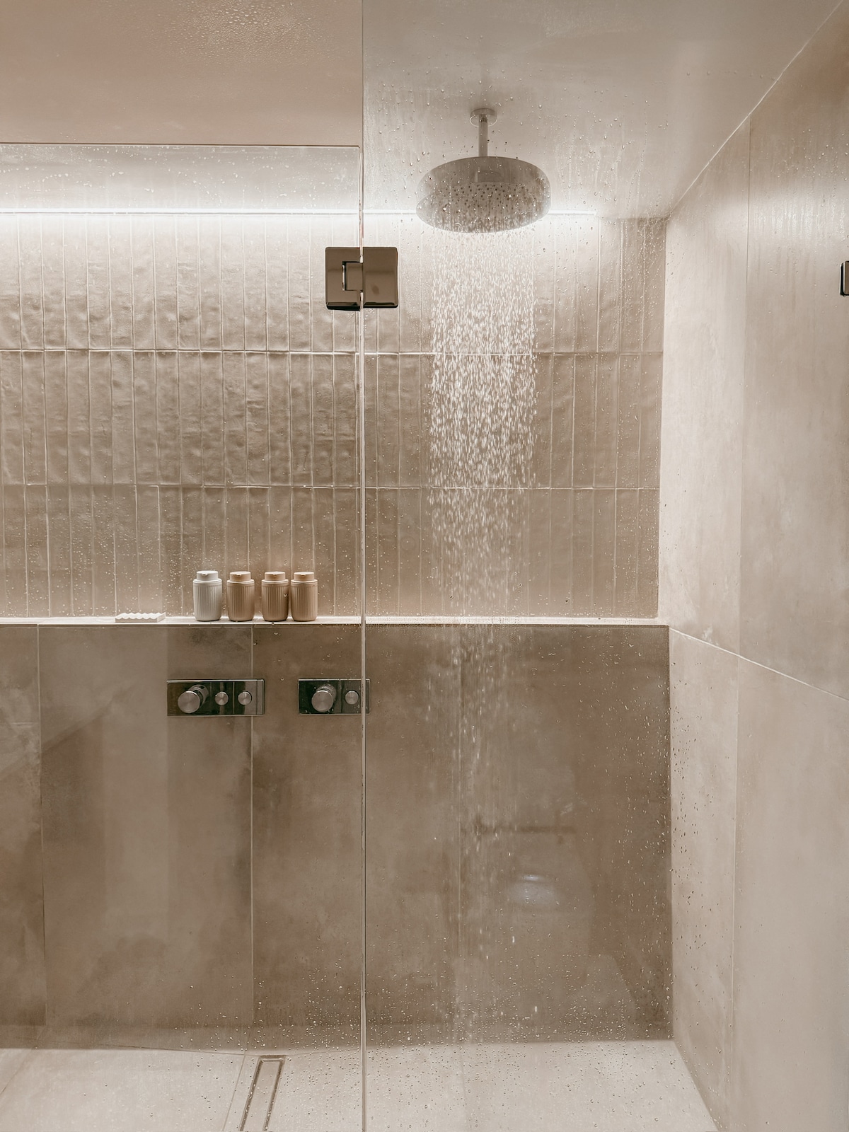 Full bathroom 1 image 2