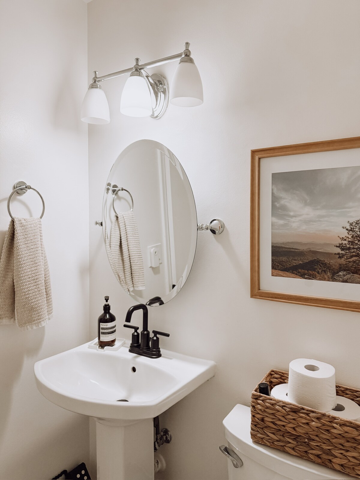 Half bathroom image 1